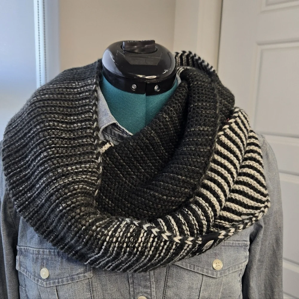THE NORTH FACE BLACK WHITE GREY KNITWEAR INFINITY SCARF WOMEN OS WINTER COZY